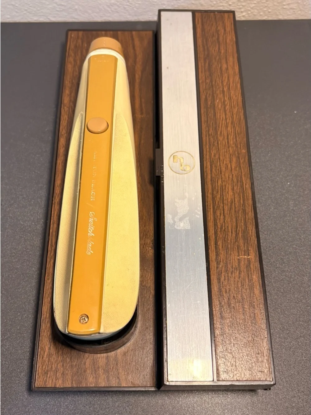 1970’s Hamilton Beach Harvest Gold Handheld electric knife with origStorage Case